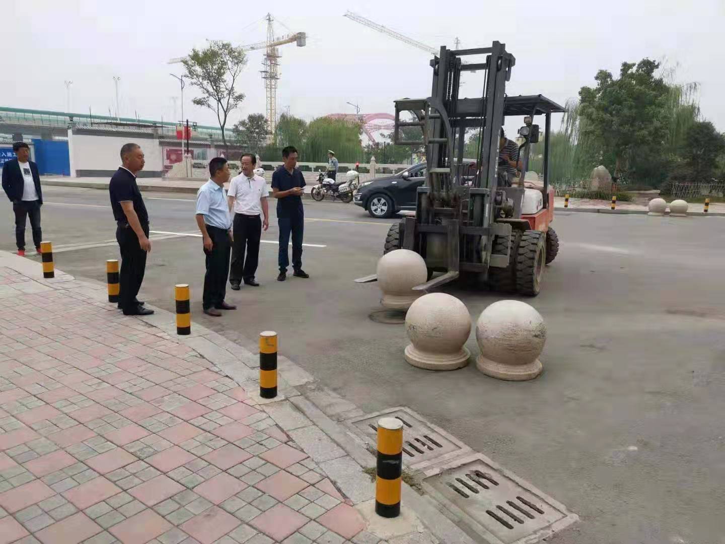 為向新中國成立七十周年獻禮，市城建集團攻堅克難，實現(xiàn)了北門棚改區(qū)域民生路10月1日零時順利通車。國慶假期，市城建集團堅持做好一線工作，在與交警部門共同做好民生路通車保障工作外，抓細節(jié)，抓落實，確保其他各項工作有序推進。.jpg